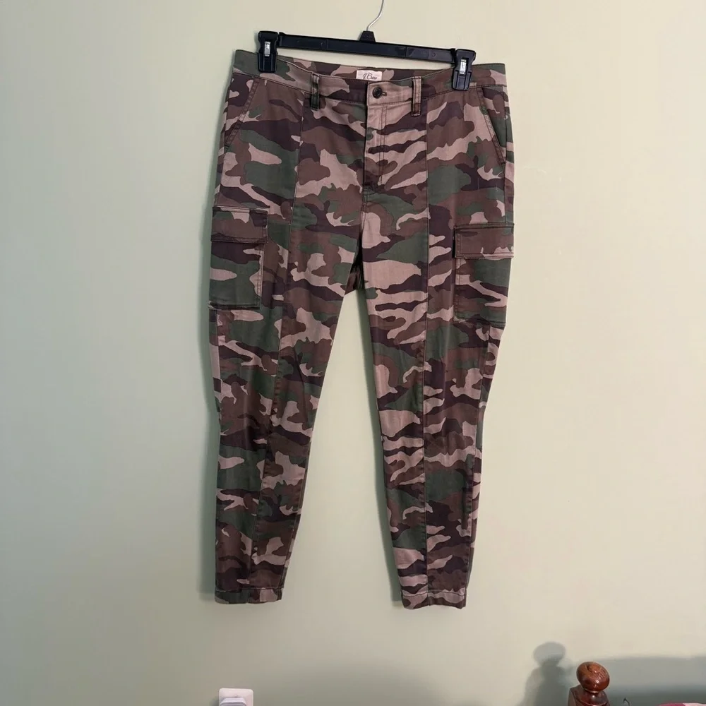 J.‎ Crew Camo woman’s pants cargo size 32 hunting